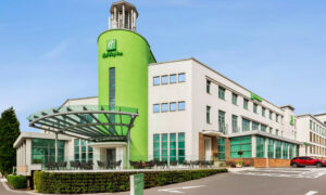 Main entrance of the Holiday Inn Birmingham Airport